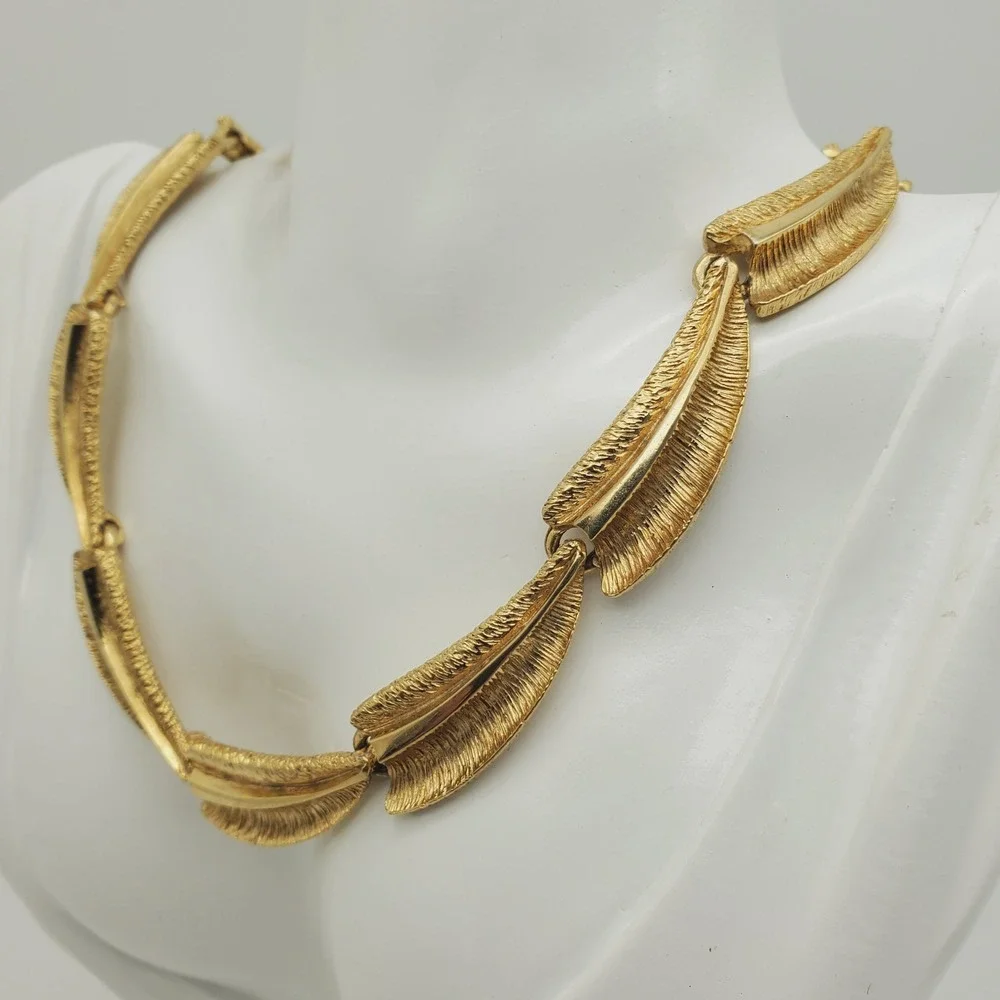 Hope Chest Choker Necklace Gold Tone Brushed Textured Leaf Link Mid Century Vtg